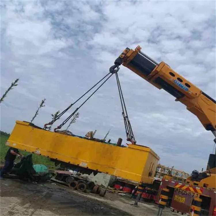 茅箭吊运集装箱的吊车